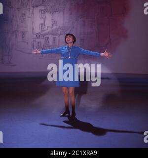 Mireille Mathieu, französische Sängerin, bei einem Auftritt im deutschen Fernsehen, Deutschland um 1972. Die französische Sängerin Mireille Mathieu spielt im deutschen Fernsehen, Deutschland um 1972. Stockfoto