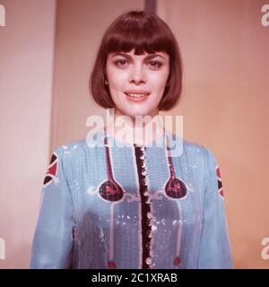 Mireille Mathieu, französische Sängerin, bei einem Auftritt im deutschen Fernsehen, Deutschland um 1971. Die französische Sängerin Mireille Mathieu spielt im deutschen Fernsehen, Deutschland um 1971. Stockfoto