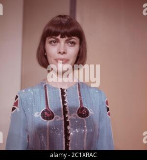 Mireille Mathieu, französische Sängerin, bei einem Auftritt im deutschen Fernsehen, Deutschland um 1971. Die französische Sängerin Mireille Mathieu spielt im deutschen Fernsehen, Deutschland um 1971. Stockfoto