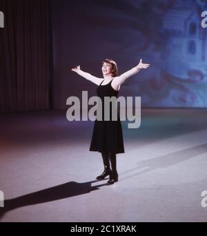 Mireille Mathieu, französische Sängerin, bei einem Auftritt im deutschen Fernsehen, Deutschland um 1973. Die französische Sängerin Mireille Mathieu spielt im deutschen Fernsehen, Deutschland um 1973. Stockfoto