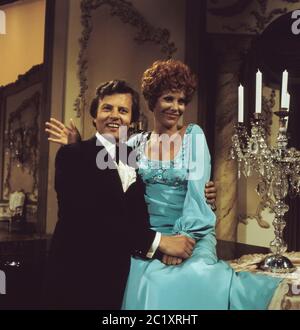 Beate Granzow, deutsche Sängerin und Schauspielerin, beim Auftritt in einer Fernsehshow, Deutschland um 1980. Die deutsche Sängerin und Schauspielerin Beate Granzow tritt in einer Fernsehshow auf, Deutschland um 1980. Stockfoto