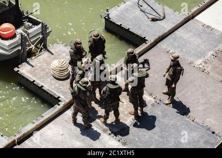 Pontonier und Engineering Specialities Regiment während der Ausstellung der spanischen Streitkräfte Tag in Sevilla, Spanien Stockfoto