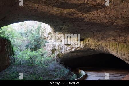 Devetaska Höhle, irgendwo in Bulgarien. Dies wird von zahlreichen Fledermäuse Familien bevölkert. Stockfoto