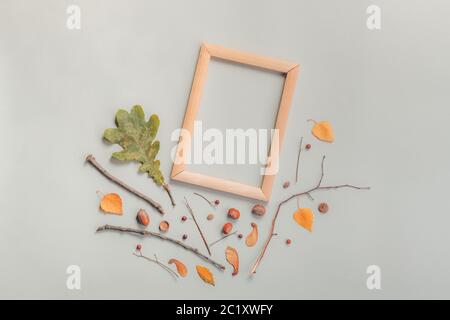 Herbst Dekoration und leeren Bilderrahmen für bildende Kunst, flach Top View Stockfoto