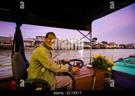 Can Tho, Vietnam - Februar 2020 : Baotman auf schwimmenden Morgenmarkt Cai Rang. Stockfoto