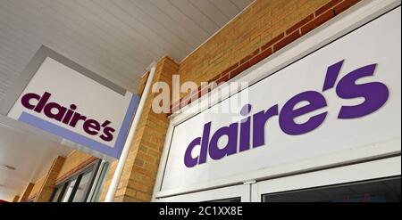 London, Großbritannien. Juni 2020. Claires Logo in einer ihrer Filialen. Kredit: Keith Mayhew/SOPA Images/ZUMA Wire/Alamy Live Nachrichten Stockfoto