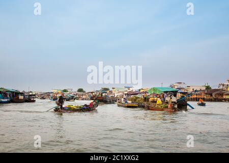 Can Tho, Vietnam - Februar 2020 : Floating Morgenmarkt Cai Rang. Lokaler Markt für frische Lebensmittel. Stockfoto