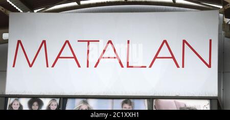 London, Großbritannien. Juni 2020. Matalan Logo in einer ihrer Filialen. Kredit: Keith Mayhew/SOPA Images/ZUMA Wire/Alamy Live Nachrichten Stockfoto