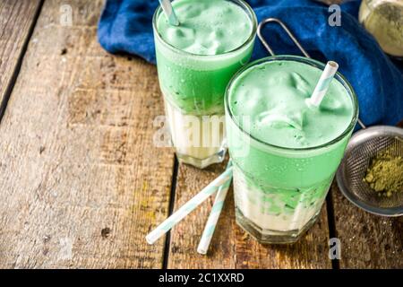 Kaltes Sommergetränk, Dalgona Kaffee-Matcha Latte-Tee, mit Schlagmatcha-Tee und kalter veganer Bio-Milch. Stockfoto