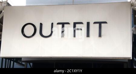 London, Großbritannien. Juni 2020. Outfit Logo an einem ihrer Zweige gesehen. Kredit: Keith Mayhew/SOPA Images/ZUMA Wire/Alamy Live Nachrichten Stockfoto