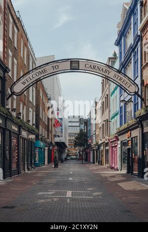 London, Großbritannien - 13. Juni 2020: Willkommen bei Carnaby Street Schild über leere Carnaby Street. Carnaby Street ist eine berühmte Fußgängerzone mit Geschäften Stockfoto