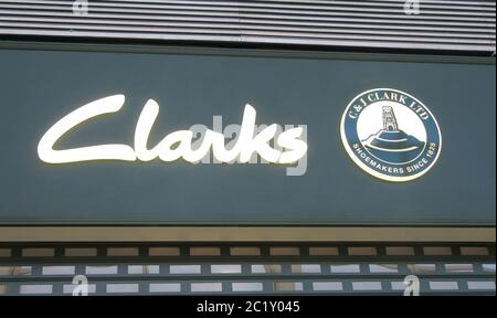 15. Juni 2020, London, Großbritannien: Clarks Logo in einer ihrer Filialen. (Bild: © Keith Mayhew/SOPA Images via ZUMA Wire) Stockfoto