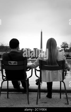 Ein junges Paar setzte sich in Frankreich nieder und schaute auf die Champs Elysees Stockfoto