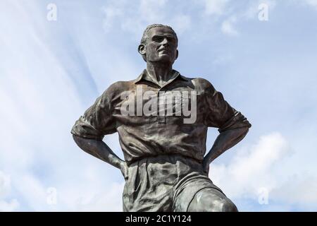 Nahaufnahme der Statue des ehemaligen Spielers George Hardwick vor dem Riverside Stadium, Heimstadion des Middlesbrough Football Club, England, Großbritannien. Stockfoto