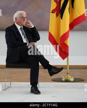 Berlin, Deutschland. Juni 2020. Bundespräsident Frank-Walter Steinmeier hört seinen Gästen bei einer Podiumsdiskussion zu den Erfahrungen von Rassismus und Diskriminierung im Schloss Bellevue zu. Steinmeier hat die deutsche Gesellschaft aufgefordert, aktiv gegen Rassismus einzutreten und auch das eigene Verhalten kritisch zu prüfen. Kredit: Annegret Hilse/Reuters Pool/dpa/Alamy Live Nachrichten Stockfoto