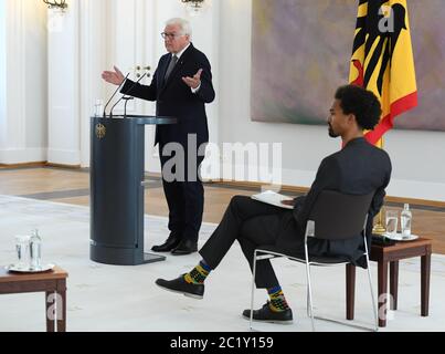 Berlin, Deutschland. Juni 2020. Bundespräsident Frank-Walter Steinmeier (l.) spricht im Rahmen einer Podiumsdiskussion zu den Erfahrungen von Rassismus und Diskriminierung im Schloss Bellevue zu seinen Gästen. Steinmeier hat die deutsche Gesellschaft aufgefordert, aktiv gegen Rassismus einzutreten und auch das eigene Verhalten kritisch zu prüfen. Kredit: Annegret Hilse/Reuters Pool/dpa/Alamy Live Nachrichten Stockfoto