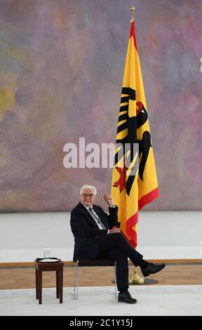 Berlin, Deutschland. Juni 2020. Bundespräsident Frank-Walter Steinmeier hört seinen Gästen bei einer Podiumsdiskussion zu den Erfahrungen von Rassismus und Diskriminierung im Schloss Bellevue zu. Steinmeier hat die deutsche Gesellschaft aufgefordert, aktiv gegen Rassismus einzutreten und auch das eigene Verhalten kritisch zu prüfen. Kredit: Annegret Hilse/Reuters Pool/dpa/Alamy Live Nachrichten Stockfoto