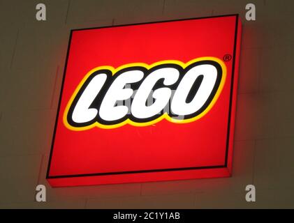 London, Großbritannien. Juni 2020. LEGO Logo in einer ihrer Filialen. Kredit: Keith Mayhew/SOPA Images/ZUMA Wire/Alamy Live Nachrichten Stockfoto