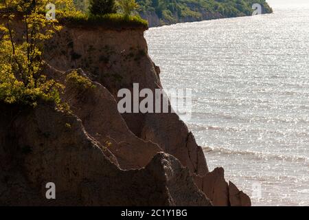 Landschaftsbilder mit Farbbildern, die die Küste des Eriesees entlang des Elgin County in Ontario, Kanada, zeigen, dass die Sandklippen natürlich erodell sind. Stockfoto