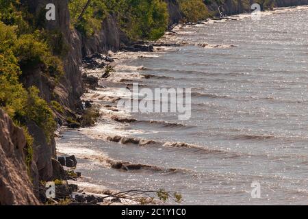 Landschaftsbilder mit Farbbildern, die die Küste des Eriesees entlang des Elgin County in Ontario, Kanada, zeigen, dass die Sandklippen natürlich erodell sind. Stockfoto