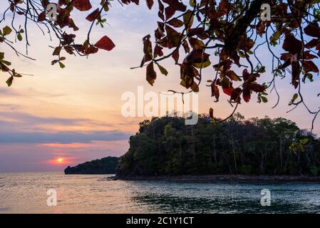 Sonnenuntergang über dem Meer auf Tarutao, Thailand Stockfoto