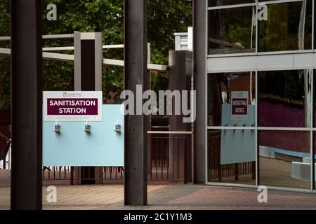 Eine Sanitisationsstation im Villa Park, Birmingham, vor dem Neustart der Premier League, der mit Aston Villa gegen Sheffield United am Mittwochabend beginnt. Stockfoto