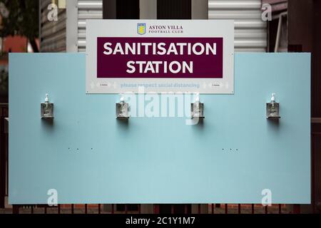 Eine Sanitisationsstation im Villa Park, Birmingham, vor dem Neustart der Premier League, der mit Aston Villa gegen Sheffield United am Mittwochabend beginnt. Stockfoto