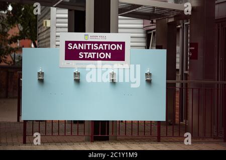 Eine Sanitisationsstation im Villa Park, Birmingham, vor dem Neustart der Premier League, der mit Aston Villa gegen Sheffield United am Mittwochabend beginnt. Stockfoto