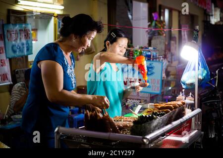 Can Tho, Vietnam - Februar 2020 : farbenfroher Nachtmarkt Tay Do. Lokaler vietnamesischer Cousine Markt. Stockfoto