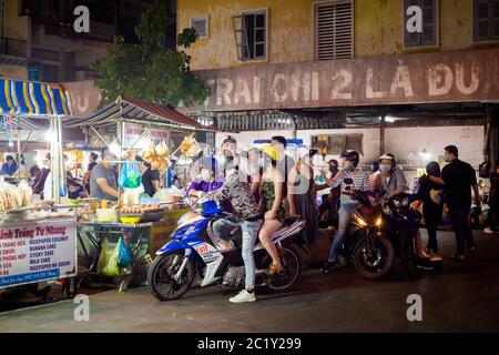 Can Tho, Vietnam - Februar 2020 : farbenfroher Nachtmarkt Tay Do. Lokaler vietnamesischer Cousine Markt. Stockfoto