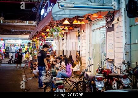 Can Tho, Vietnam - Februar 2020 : farbenfroher Nachtmarkt Tay Do. Lokaler vietnamesischer Cousine Markt. Stockfoto