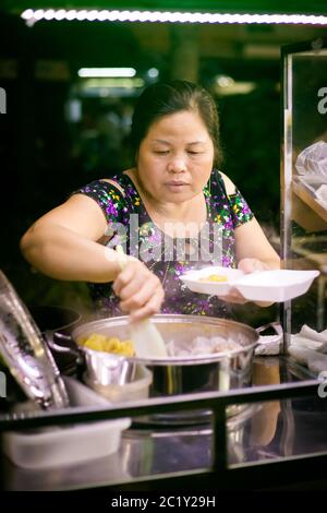 Can Tho, Vietnam - Februar 2020 : farbenfroher Nachtmarkt Tay Do. Lokaler vietnamesischer Cousine Markt. Stockfoto