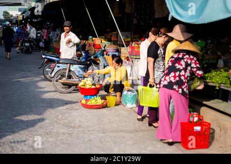 Can Tho, Vietnam - Februar 2020 : farbenfroher Morgenmarkt. Lokaler Markt für frische Lebensmittel. Stockfoto