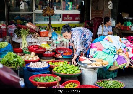 Can Tho, Vietnam - Februar 2020 : farbenfroher Morgenmarkt. Lokaler Markt für frische Lebensmittel. Stockfoto