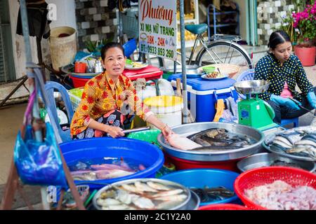 Can Tho, Vietnam - Februar 2020 : farbenfroher Morgenmarkt. Lokaler Markt für frische Lebensmittel. Stockfoto