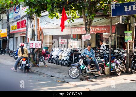 Can Tho, Vietnam - Februar 2020 : farbenfroher Morgenmarkt. Lokaler Markt für frische Lebensmittel. Stockfoto