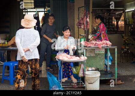 Can Tho, Vietnam - Februar 2020 : farbenfroher Morgenmarkt. Lokaler Markt für frische Lebensmittel. Stockfoto