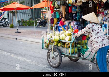 Can Tho, Vietnam - Februar 2020 : farbenfroher Morgenmarkt. Lokaler Markt für frische Lebensmittel. Stockfoto