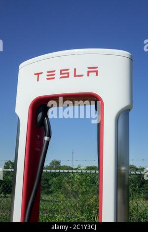 Nahaufnahme EINER Tesla-Ladestation für Elektroautos Supercharging Network Stockfoto