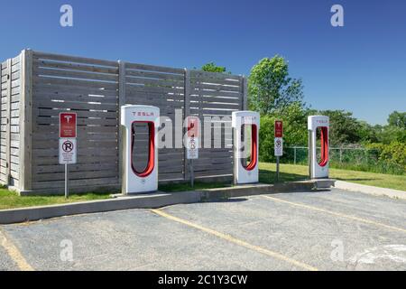 Tesla Electric Car Charging Station Supercharging Network In Woodstock Ontario Canada Stockfoto