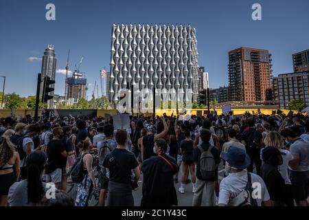 Tausende von Black Lives Matter (BLM) Aktivisten und Unterstützer versammeln sich vor der US-Botschaft in London, um gegen den Tod von George Floyd in den USA zu protestieren. Stockfoto