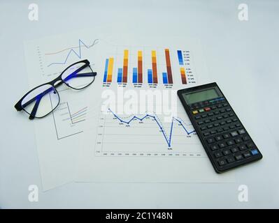 Daten und Diagrammen, Gläser und Taschenrechner, weißer Hintergrund Stockfoto