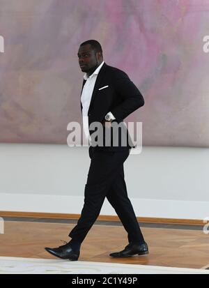 Berlin, Deutschland. Juni 2020. Gerald Asamoah, ehemaliger deutscher Fußballnationalspieler, kommt zu einer Podiumsdiskussion über seine Erfahrungen mit Rassismus und Diskriminierung im Schloss Bellevue. Bundespräsident Steinmeier hat die deutsche Gesellschaft aufgefordert, aktiv gegen Rassismus einzutreten und auch das eigene Verhalten kritisch zu prüfen. Kredit: Annegret Hilse/Reuters Pool/dpa/Alamy Live Nachrichten Stockfoto