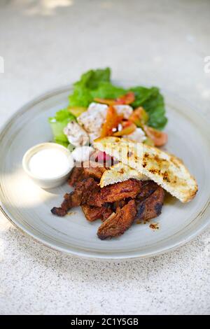 Roastbeef, Tofu, Tomaten, Salat und Gemüse Stockfoto