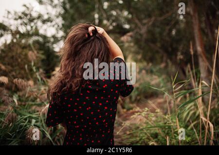 Rückansicht von zwei jungen Frauen, die durch das Feld gehen Stockfoto