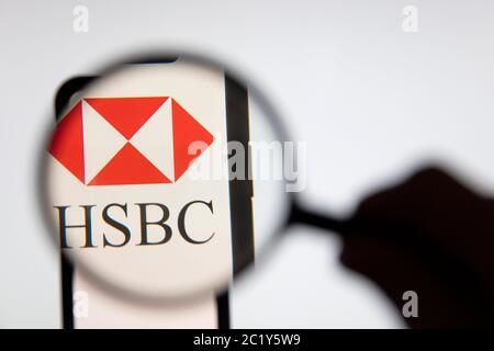 LONDON, Großbritannien - Juni 2020: HSBC Bank Logo auf einer intelligenten unter Lupe Stockfoto