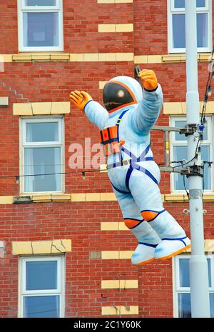 Spaceman an der Säule vor den Reihen der Fenster befestigt Stockfoto