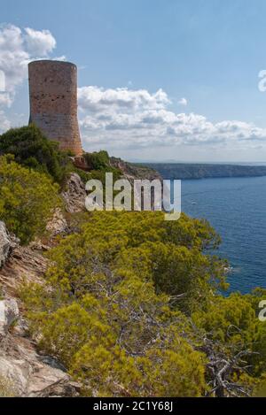Torre Del Cap Blanc mittelalterlicher Wachturm, erbaut auf einer Küstenklippe im Jahr 1584, in der Nähe von Llucmajor, Mallorca Südküste, August 2018. Stockfoto