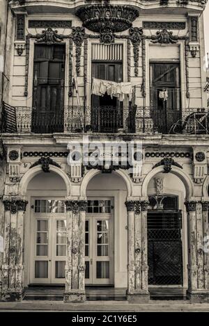 Heruntergekommenes wunderschönes Kolonialhaus am Paseo del Prado (Paseo de Marti), Havanna, Kuba Stockfoto