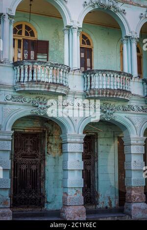 Heruntergekommenes wunderschönes Kolonialhaus am Paseo del Prado (Paseo de Marti), Havanna, Kuba Stockfoto